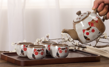 Teapot 4 cups pouring photo